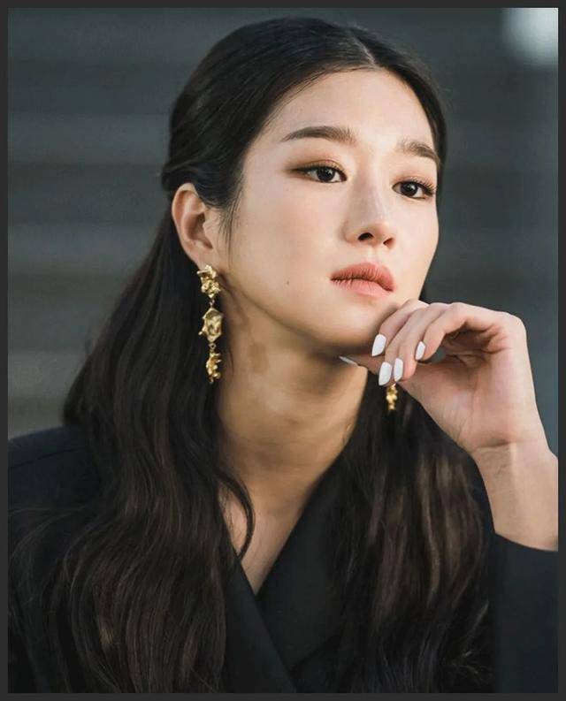 造型|让金秀贤着迷的“疯女人”,腰围46cm,多“野”的服装都敢穿