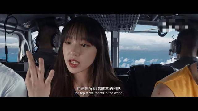 程潇饰演的"黑道社团唯一女嫡"陆菁菁,还是很靓丽多姿的.