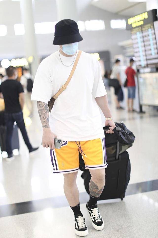 机场|原创蒋劲夫近照曝光，独自现身机场，戴耳钉项链穿扮嘻哈，纹身抢镜