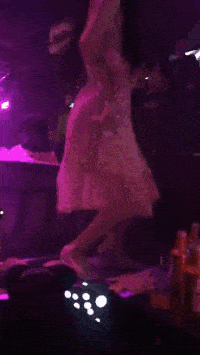 美女你在酒吧里面玩的这么嗨,家里人知道吗?尤其是你老公