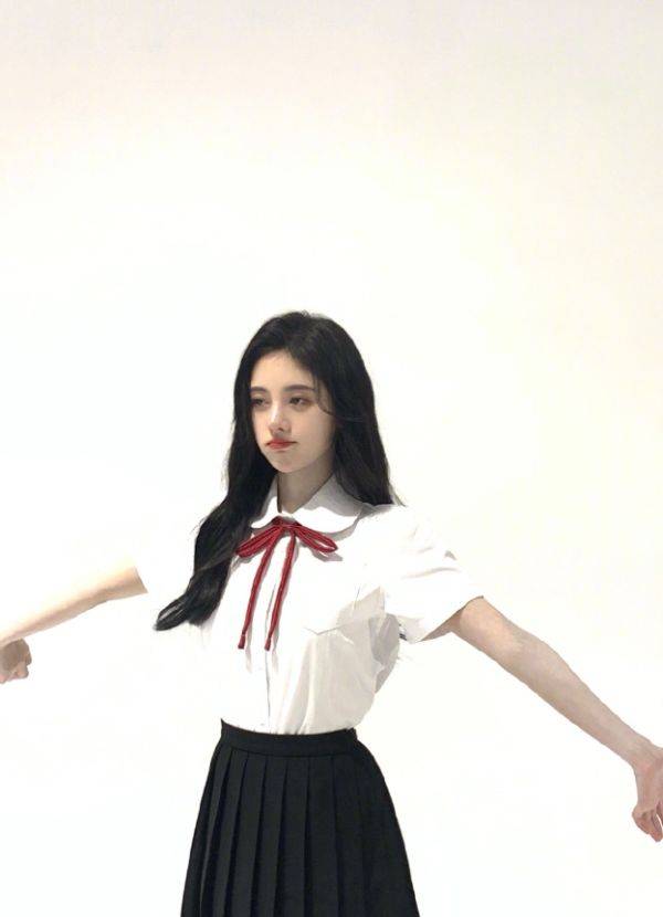 鞠婧祎是团队里发展最好的?制服小女人风情韵味足