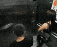 原创搞笑gif:妹妹你坐船头,哥哥我岸上走!