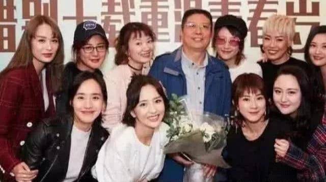 全班|佟丽娅称自己“全班最丑”，本以为是谦虚，看合照：什么神仙班级