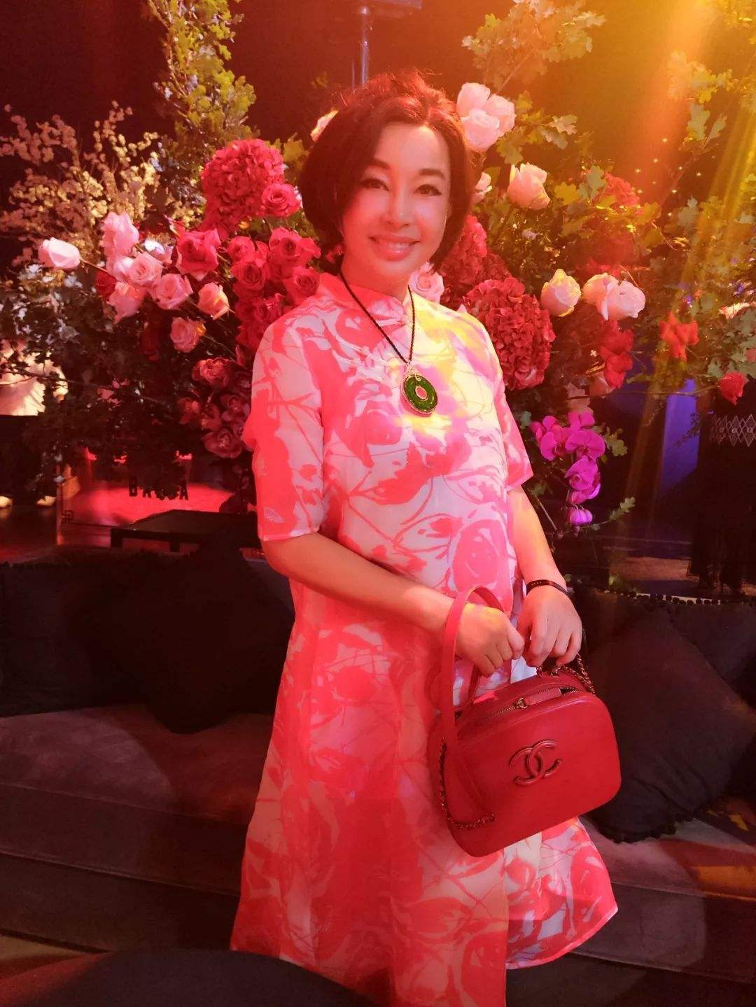 知性|刘晓庆晒出老公合照，打扮知性修了图像两代人，但衰老已成事实！