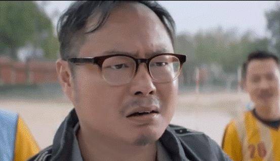 剧外穿西装