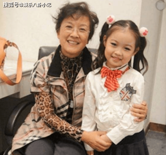 原创国家一级演员，曾为了事业致终生未育，61岁做奶奶的年纪当了妈妈