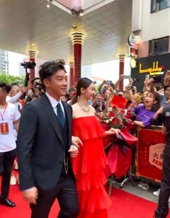 郑恺苗|郑恺苗苗婚后合体现身,老婆穿抹胸裙配珠宝像贵妇,挺孕肚也惊艳