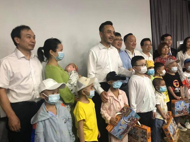 汪涵|汪涵悄悄资助患病儿童，为文艺电影解囊，这些年他默默做了很多事