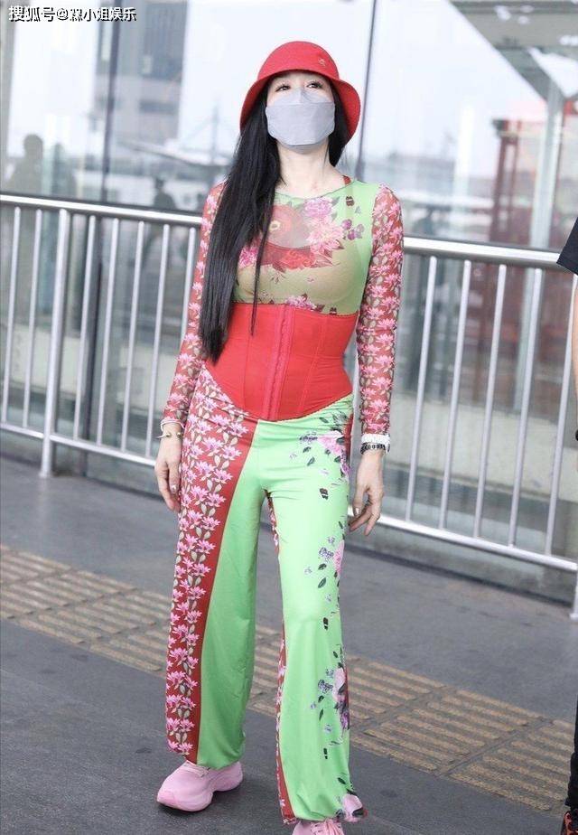 束腰带|钟丽缇快50了还这么招摇，穿绿红套装出行，用束腰带硬勒出巴掌腰