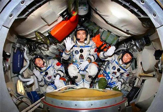 原创航天英雄景海鹏:从一贫如洗到三次登上太空,如今的他过得怎样?