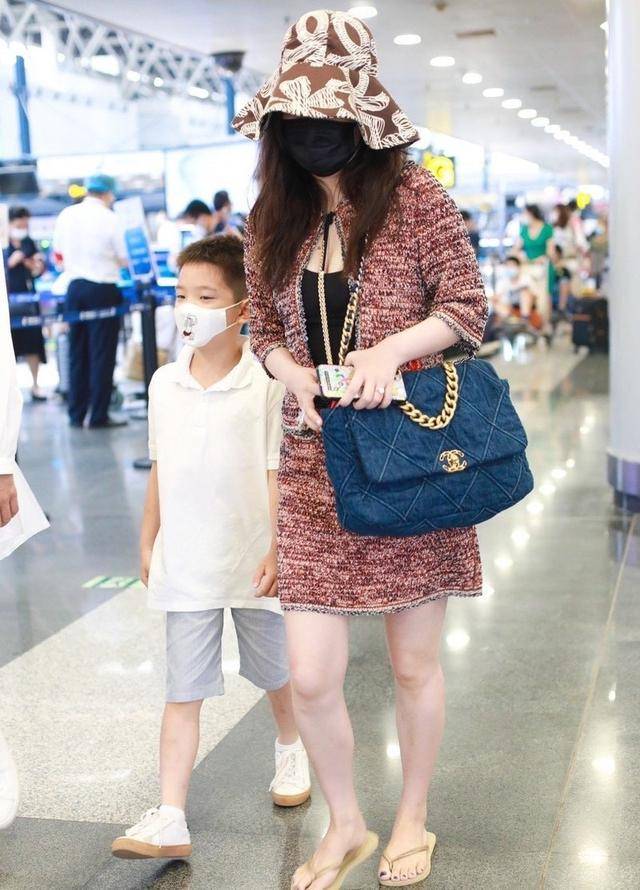 杜江|霍思燕一家三口久违露面，嗯哼长高不少，霍思燕穿针织裙温柔优雅