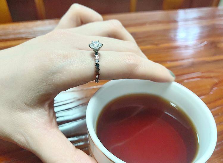 钻石|分享一个精致女孩的珠宝饰品——魔星莫桑钻