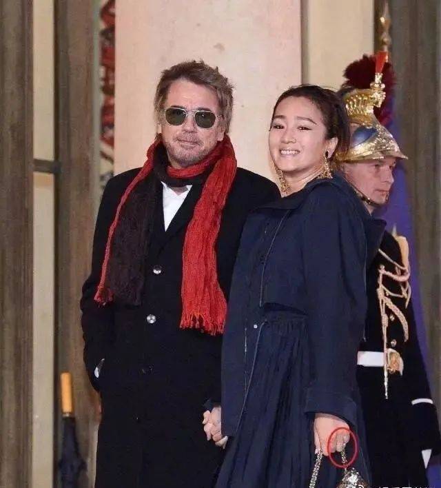 55岁巩俐与72岁法籍老公十指紧扣海滩度假,夫妻俩看起来很显年轻