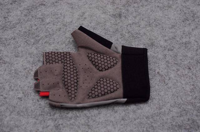 手套|【护具测评】一副怎样的运动健身手套才能满足90%健身爱好者的喜赖?