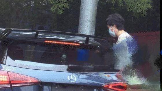 脑门|50岁张嘉译头发花白走路佝偻，女儿皮肤黝黑脑门宽大，不像父母