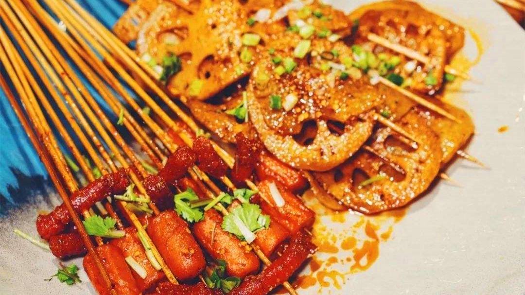 原创几块钱的炸串串撬动餐饮财富,这样的摆摊神器我来告诉你怎么做的