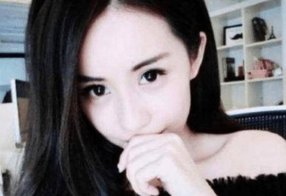 曾经就有一位网红,王思聪说她是"地摊婊"这个人就是韦雪,曾经偷偷生