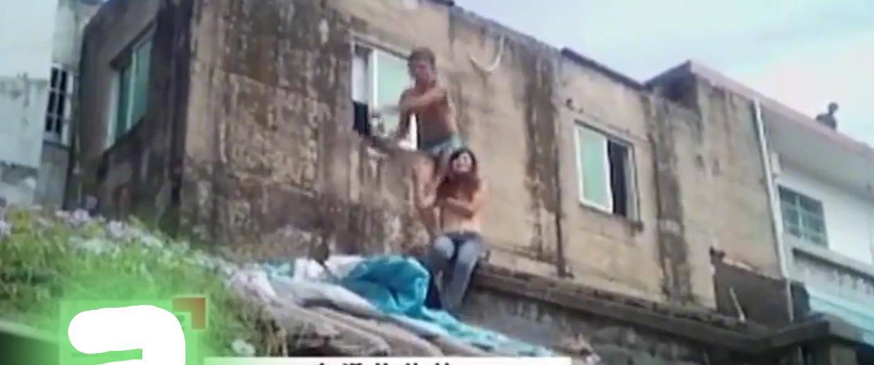 男子精神失控劫持女友_美女被绑架扒衣的视频_三亚男子劫持女子屋顶示众