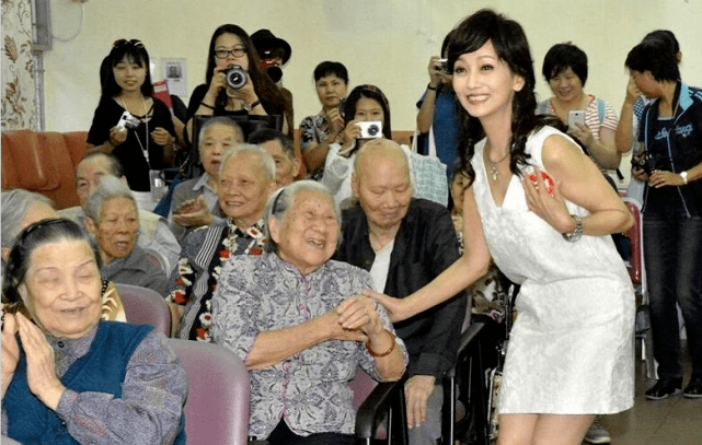 前妻|原创64岁男星年轻像40！但诋毁前妻跪舔富婆现任的骚操作，太渣了！