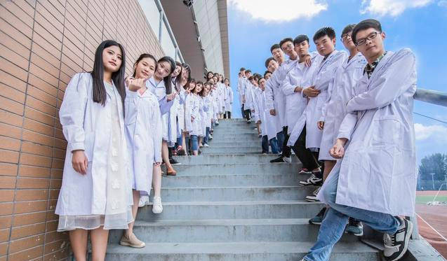 为什么医生收入差距大，有的年薪几百万，有的月薪几千？真相来了