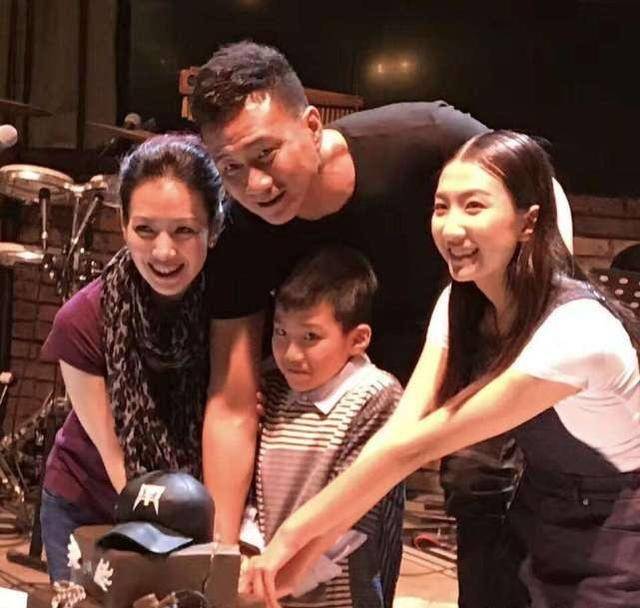 原创胡军儿子参加户外拉力赛,12岁身高瞩目长相帅气,父亲以其为傲 原创胡军儿子参加户外拉力赛,12岁身高瞩目长相帅气,父亲以其为傲