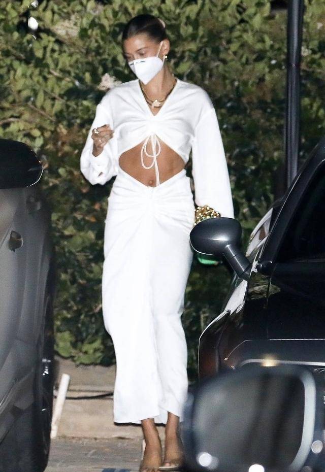 贾斯汀比伯|肯豆海莉合体炸街，海莉穿露胃装大秀性感，肯豆细吊带同样惊艳