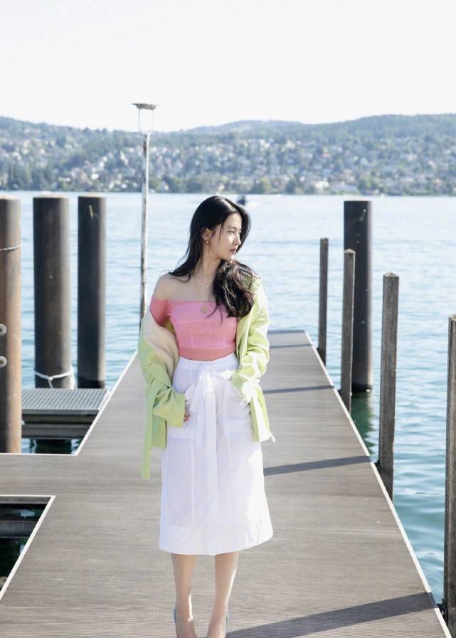 上衣|刘亦菲晒美照，穿粉色一字领上衣配白半身裙，网友：回归仙女状态