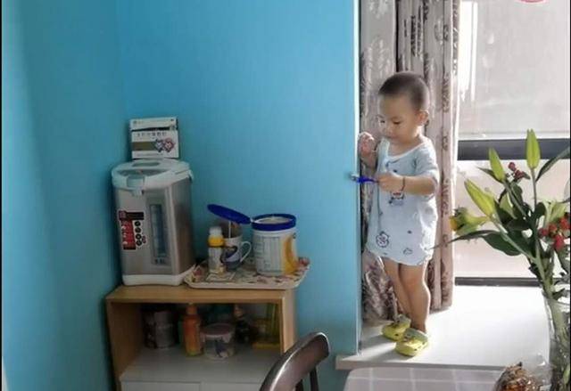 家中奶粉无故减少，妈妈对宝宝“暗中观察”后发现真相，网友笑翻