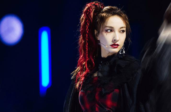 吴昕|《浪姐》晒三公造型照，吴昕暗黑风好飒，张萌造型太像“怪女孩”