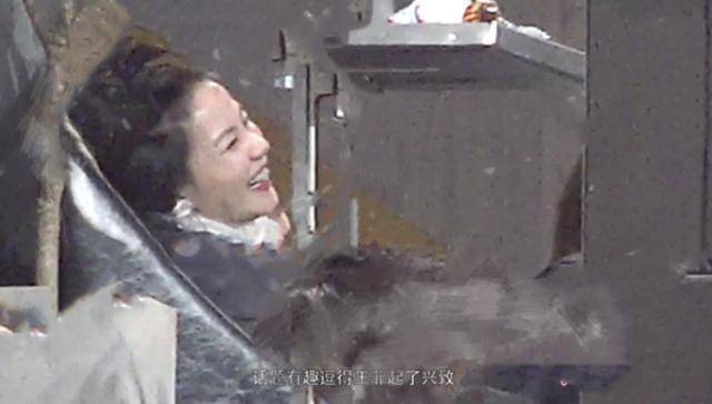 50岁王菲被小狼狗一把搂住,与谢霆锋的世纪复合再次告终?