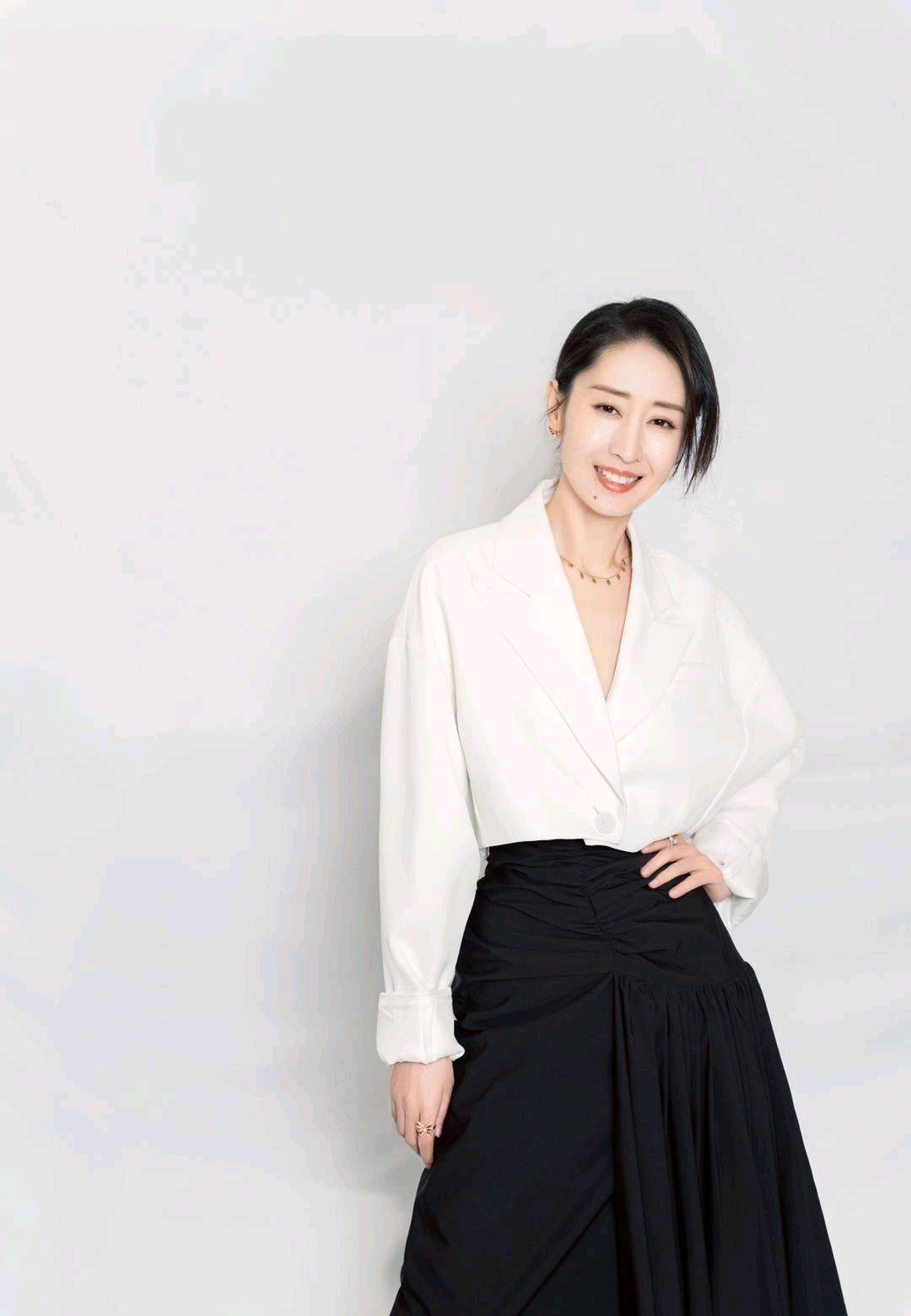 刘敏涛是装嫩还是真嫩?身穿粉色套装配上高马尾,满满的少女感