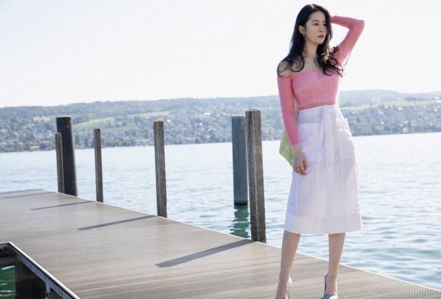 上衣|刘亦菲晒美照，穿粉色一字领上衣配白半身裙，网友：回归仙女状态