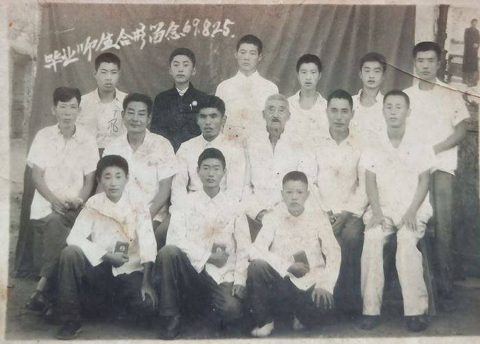 美文|颜建国：92岁老父亲相册里，60年前的东平四中毕业老照片弥足珍贵
