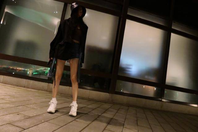 张天|张天爱大赞黄明昊品牌的外套，一转身露出设计师的小心机