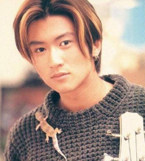 50岁王菲被小狼狗一把搂住,与谢霆锋的世纪复合再次告终?