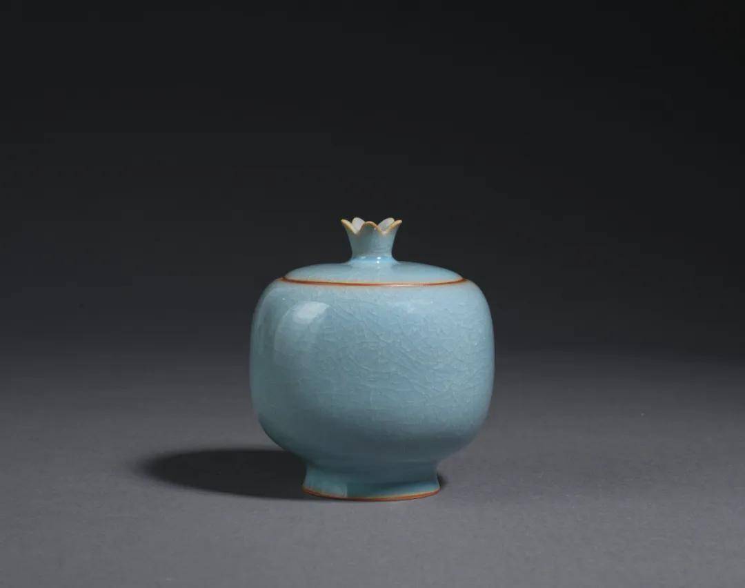 这套""锦年石榴"汝瓷茶具套装于古典禅意与现代生活中寻找平衡,茶壶与