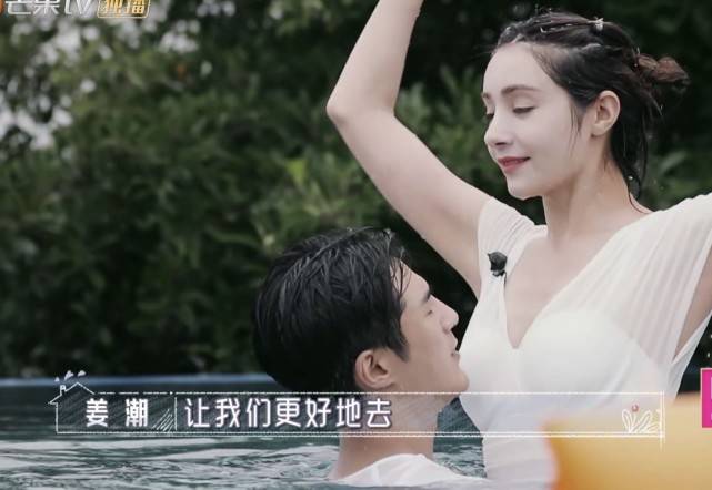 原创姜潮麦迪娜一起游泳,两人搂抱狂撒糖,小麦水中跳舞似"白天鹅"