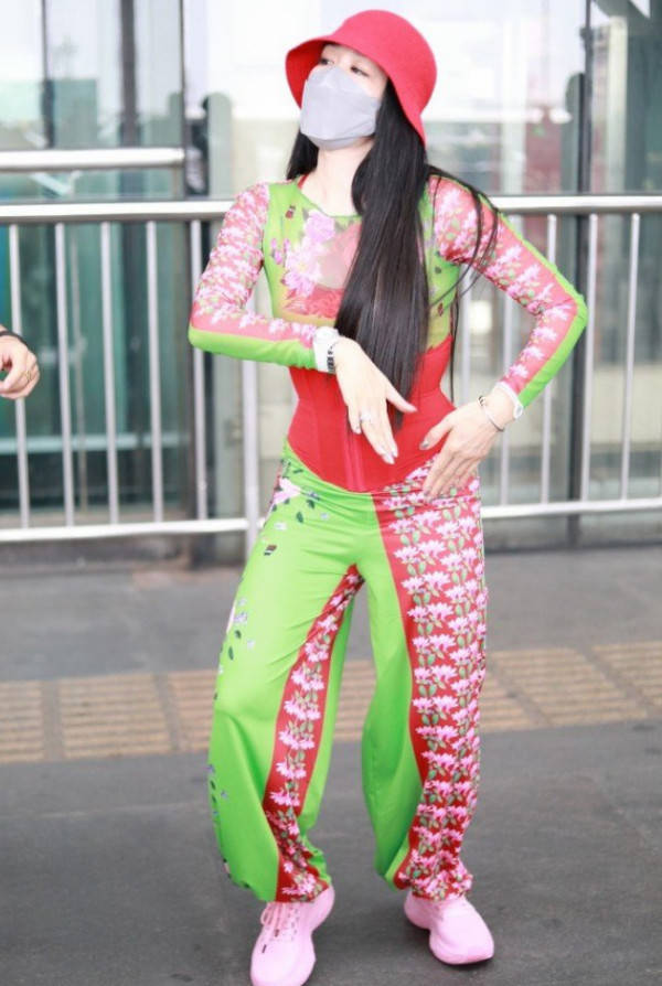 形象|谁能管住钟丽缇？把自己打扮成“翠花”露面，束身衣外穿谁敢尝试