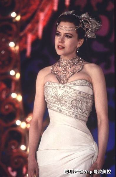 电影|欧美电影里最惊艳的裙子，妮可·基德曼颜值身材无可挑剔！