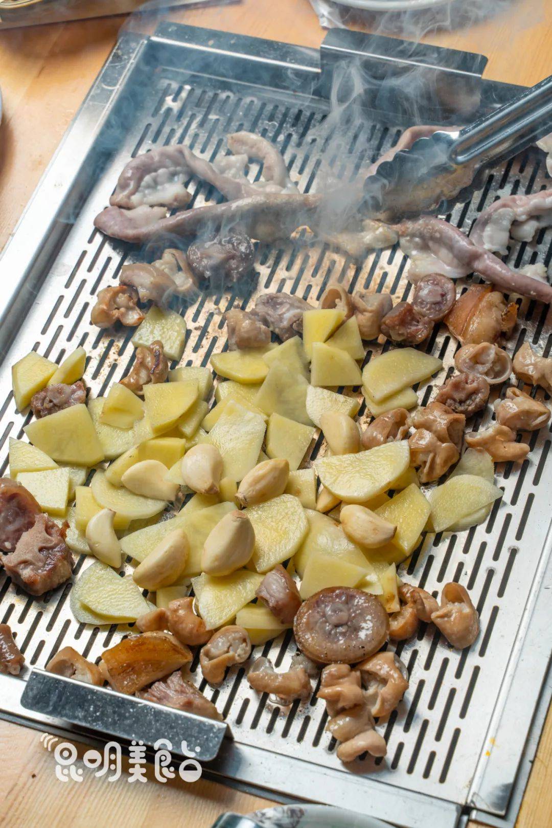 昆明|路边卖烧烤，好吃到车辆水泄不通昆明43斤村花找不到对象