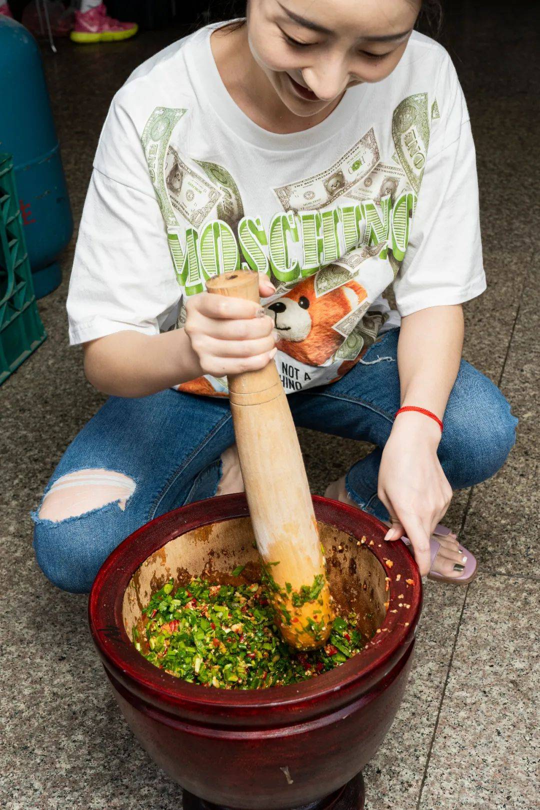 昆明|路边卖烧烤，好吃到车辆水泄不通昆明43斤村花找不到对象