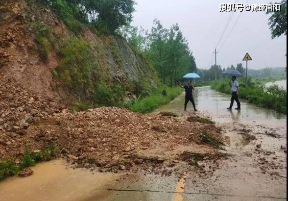 赶赴全镇各个"隐患点"现场,查看河,桥,沟水情,调用大型机械河道清淤