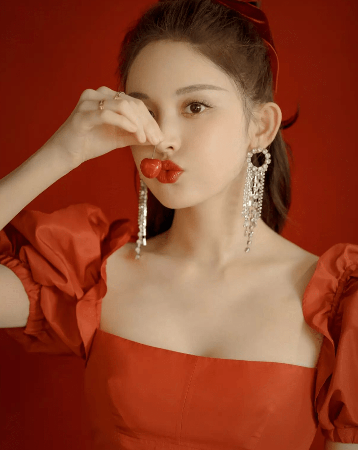 身段|古力娜扎挑战“公主造型”,穿红裙彰显身段,两种肤色让人意外