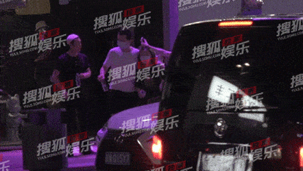 50岁王菲被小狼狗一把搂住,与谢霆锋的世纪复合再次告终?