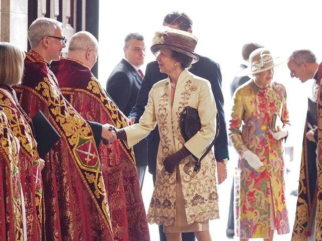 不输戴安娜王妃的王室公主，英女王女儿太精致，70岁身材够苗条