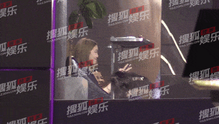 女儿|原创李嫣陪妈妈做头发，王菲店内喝酒又抽烟，出门还踩空险摔倒