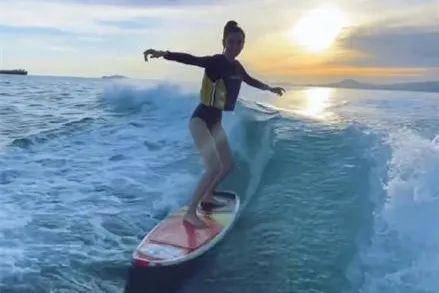 瞩目|baby晒冲浪视频，穿性感泳衣大长腿瞩目，打破身材比例55分谣言