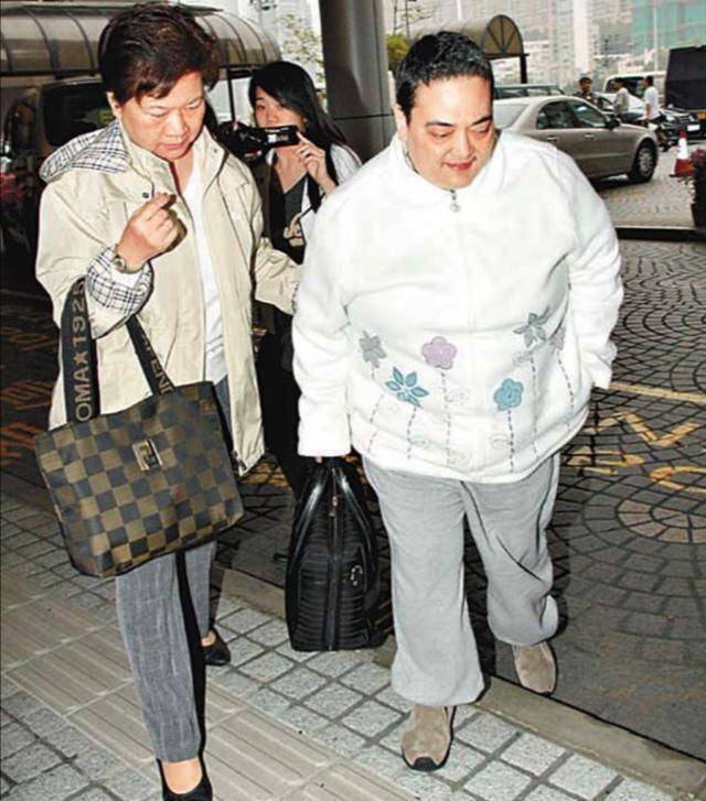 陈百强忍泪参加何超琼婚礼,一年后郁郁寡欢,许晋亨敢怒不敢言