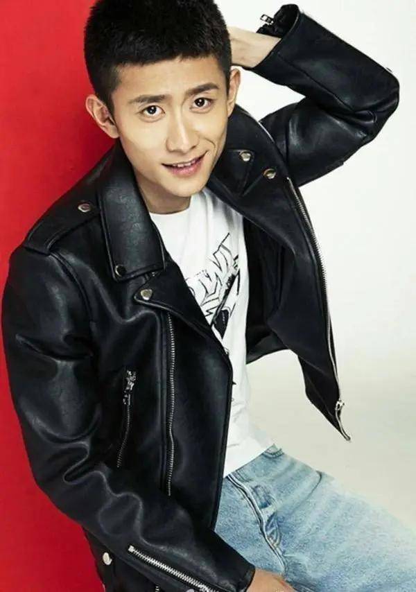 张一山|张一山恋情再添实锤?被拍到现身宋妍霏小区彻夜未出,两人曾多次传绯闻却不否认