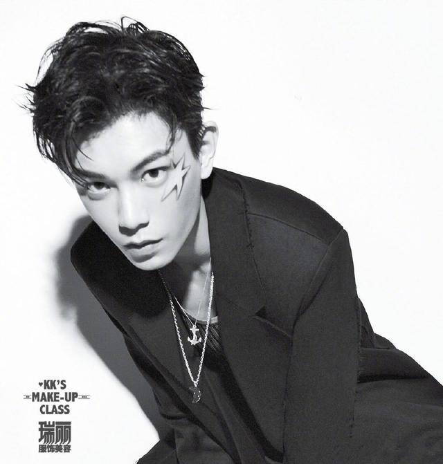 瑞丽|丁禹兮最新瑞丽大片好好看,西装帅气又绅士超有感,霸总范太强